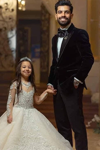 محمد صلاح وابنته مكة يخطفان الأنظار في عرس شقيقه
